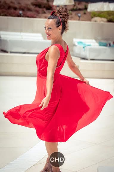 Traje rojo en un desfile con Patricia Guerra