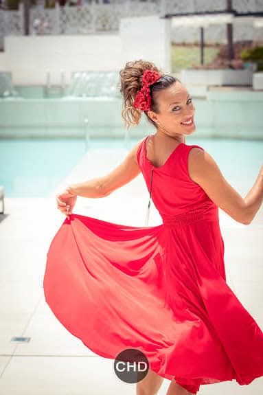 Traje rojo en un desfile con Patricia Guerra