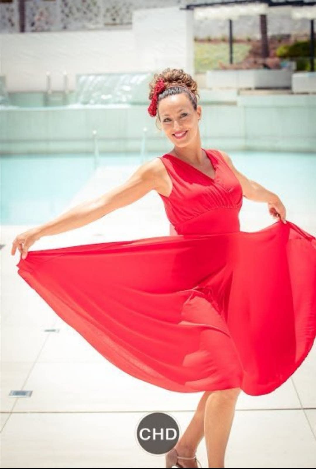 Traje rojo en un desfile con Patricia Guerra