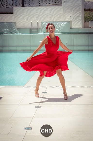 Traje rojo en un desfile con Patricia Guerra