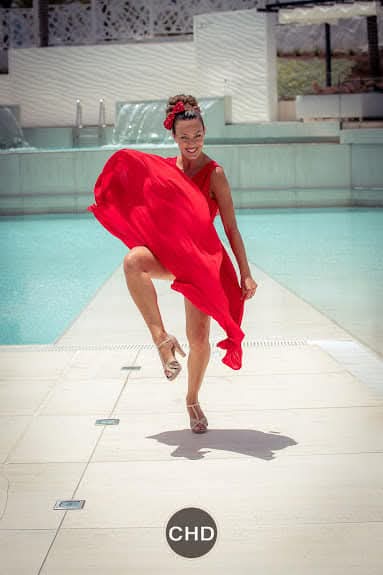 Traje rojo en un desfile con Patricia Guerra