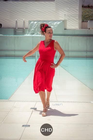 Traje rojo en un desfile con Patricia Guerra